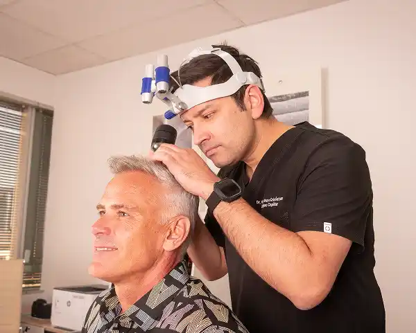 Médico diseñando línea frontal con precisión clínica